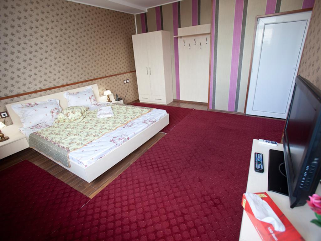 Hotel La Gil Bucharest Room photo