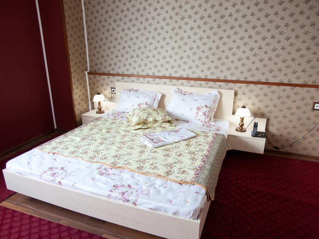 Hotel La Gil Bucharest Room photo